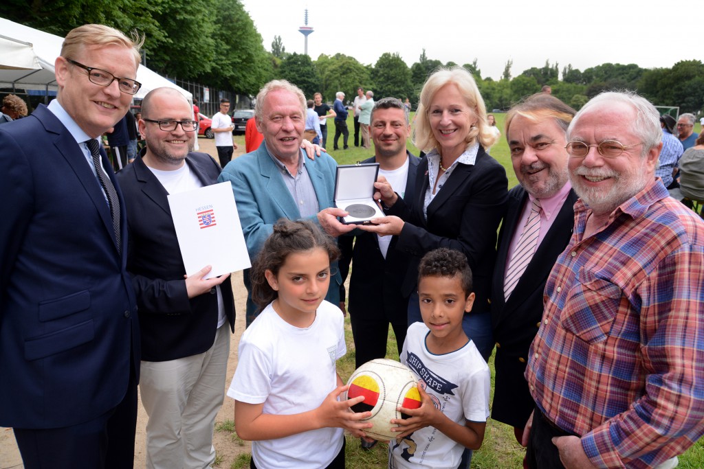 "100-Jahre Kickers 16" - Auf der Jubiläumsfeier auf der Bertramswiese, der Heimat der "Kickers", überreicht am 11. Juni 2016 Finanzstaatssekretärin Dr. Bernadette WEYLAND die Silberne Ehrenplakette des Hessischen Ministerpräsidenten; v.l.n.r.: Stadtrat und Sportdezernent Markus FRANK, Kickers-Schriftführer Dr. Dietrich Claus BECKER, Kickers-Vorsitzender Erich FRICKE, Kickers-Jugendleiter Salvatore GERACI, Dr. Bernadette WEYLAND, Stadtverordneter Bernhard OCHS, Vorsitzender des Vereinsrings Nordend e.V. Dr. Rüdiger KOCH / copyright: Monika MÜLLER